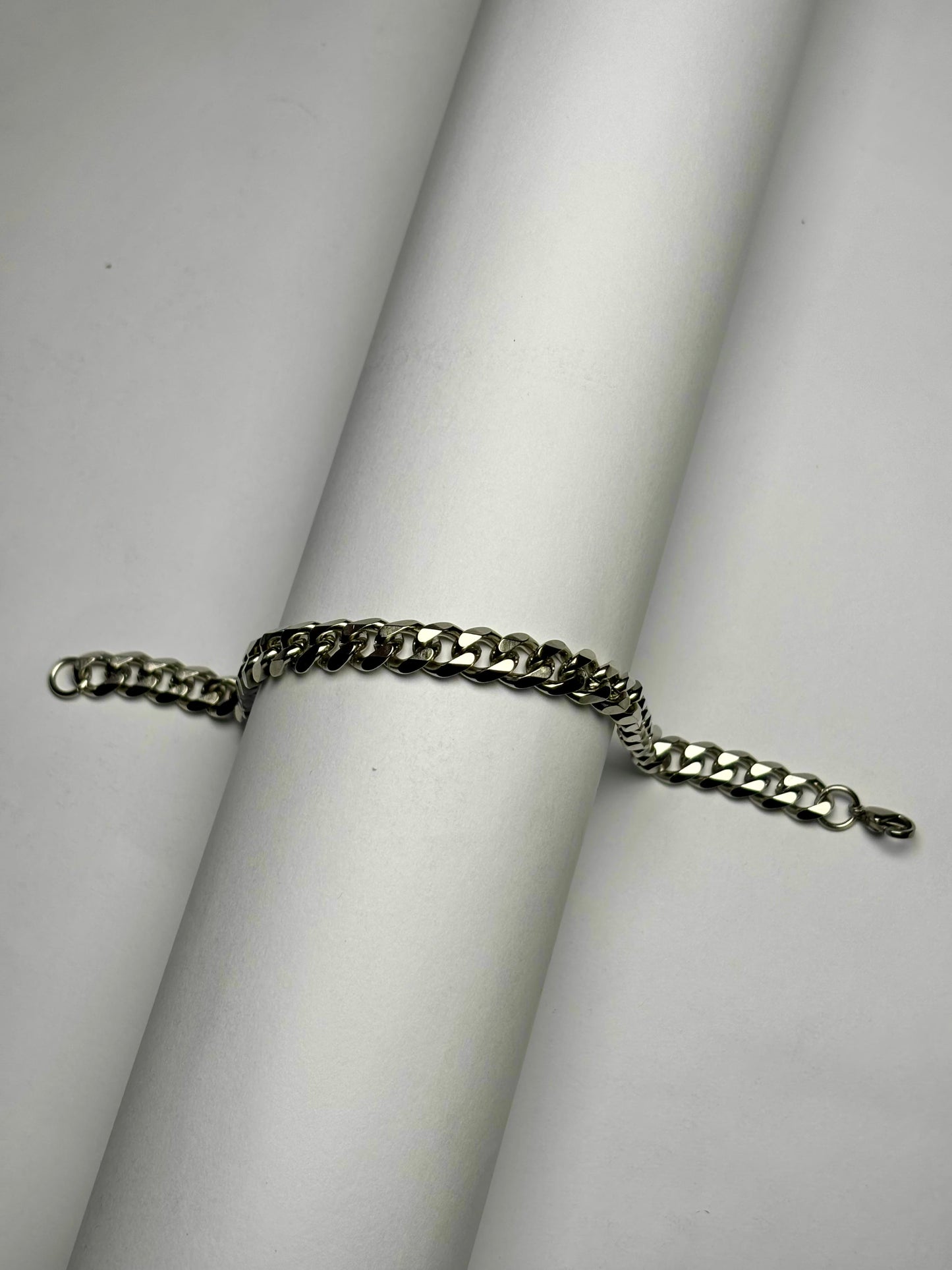 Minimal Cuban chain bracelet for men in Pakistan – stainless steel bracelet with modern aesthetic design