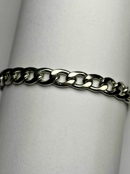 Close-up Cuban chain bracelet for men – polished stainless steel bracelet in Pakistan, durable and rust-resistant