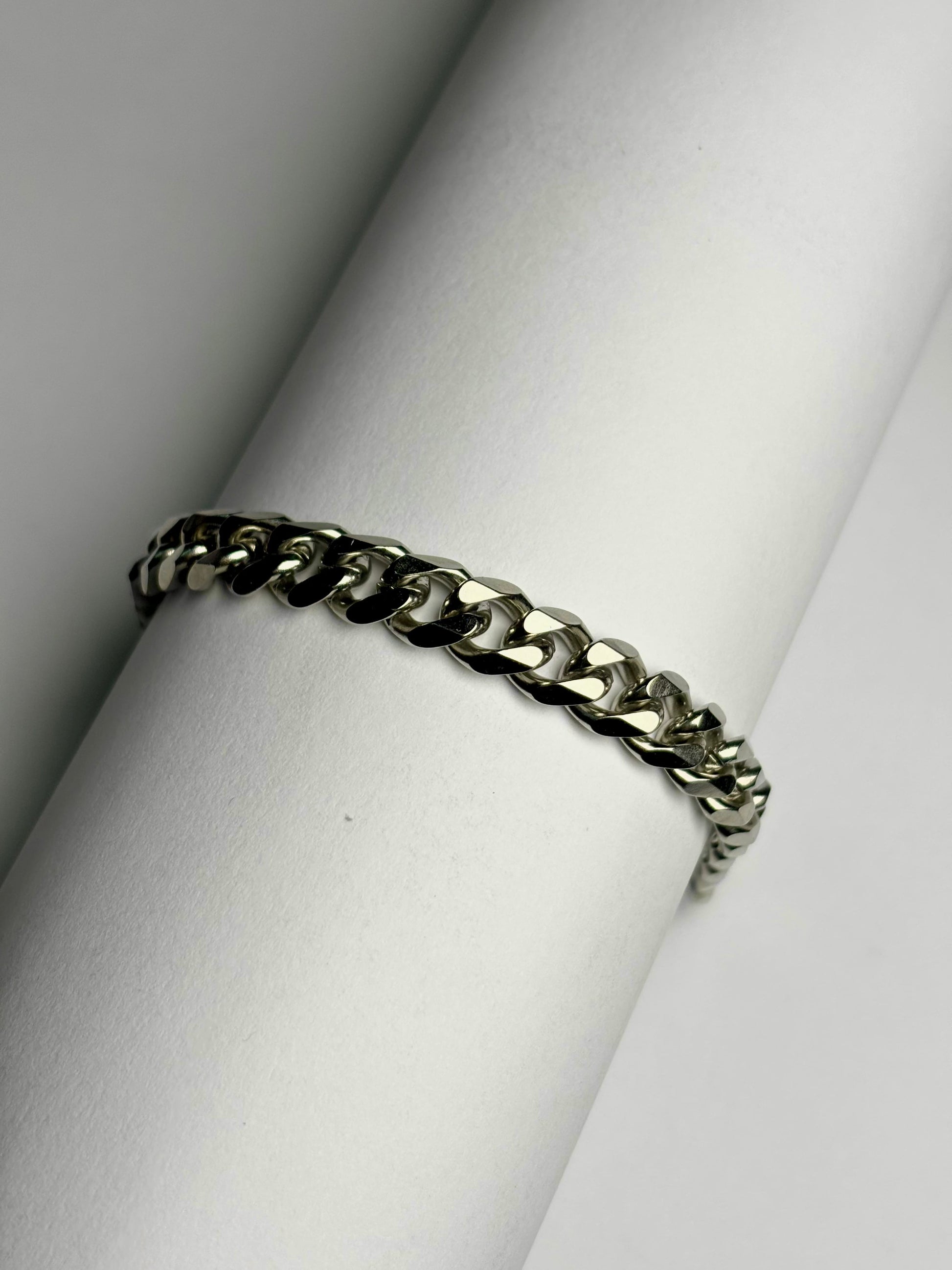 Close-up of polished Cuban link bracelet for men – durable stainless steel jewelry in Pakistan