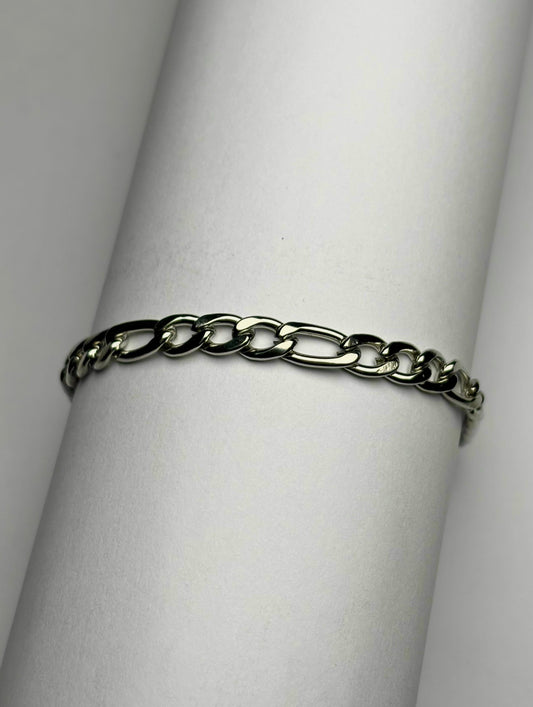 Close-up Figaro bracelet for men – polished stainless steel chain bracelet in Pakistan, durable and rust-resistant