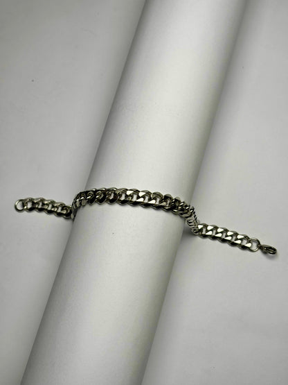 Minimal Cuban chain bracelet for men in Pakistan – stainless steel bracelet with modern aesthetic design
