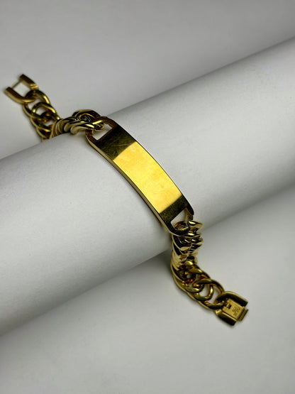 Close-up of gold Cuban chain bracelet with engraving plate, personalized men’s bracelet high shine finish