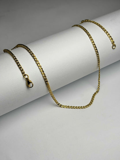Gold stainless steel curb chain necklace for men in Pakistan, polished flat curb link chain close up detail durable non tarnish metal jewelry