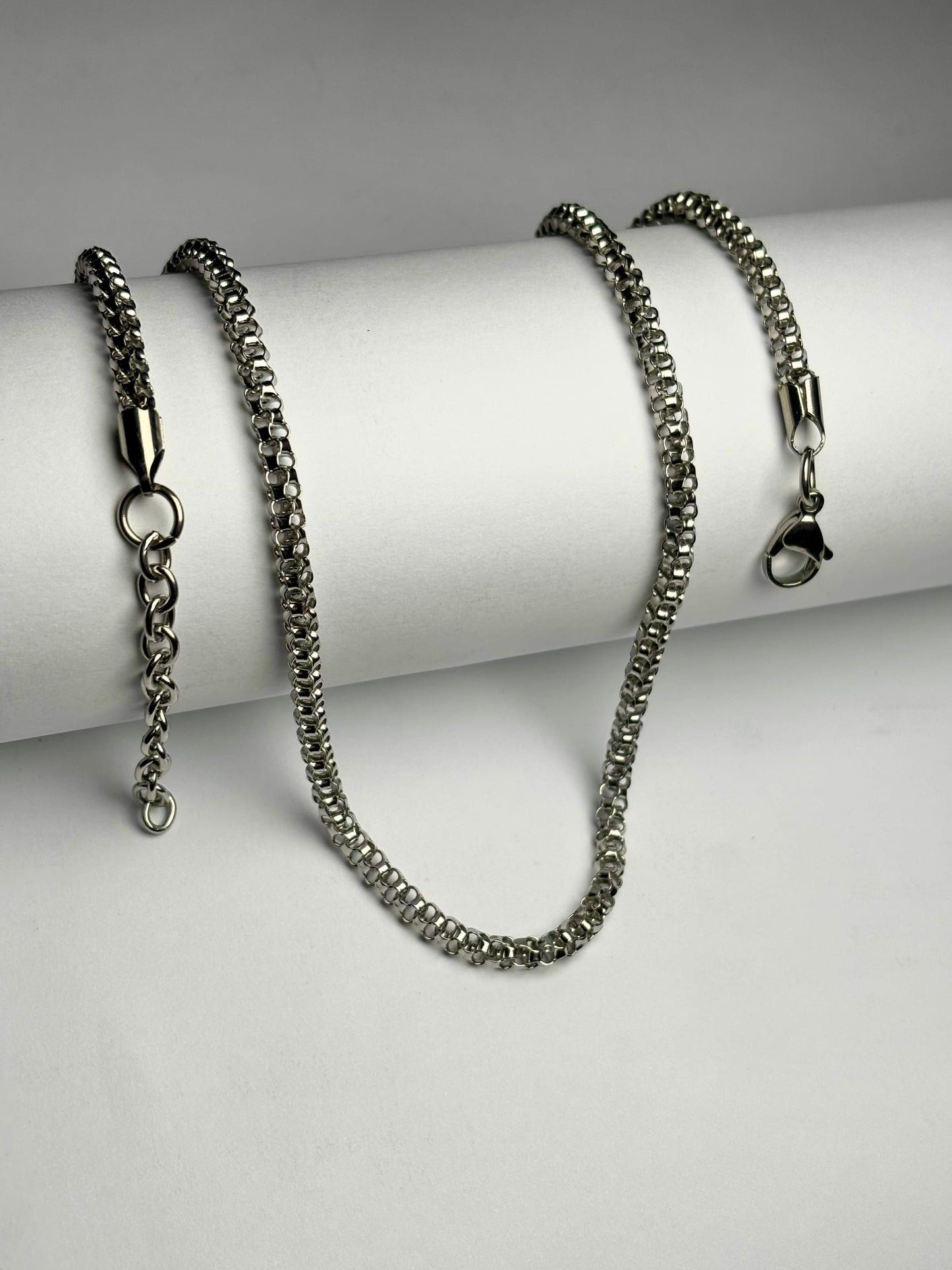 Stainless steel Roblox chain necklace for men in Pakistan, polished silver Roblox style link chain with lobster clasp close up detail