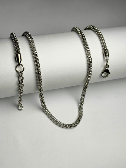 Stainless steel Roblox chain necklace for men in Pakistan, polished silver Roblox style link chain with lobster clasp close up detail