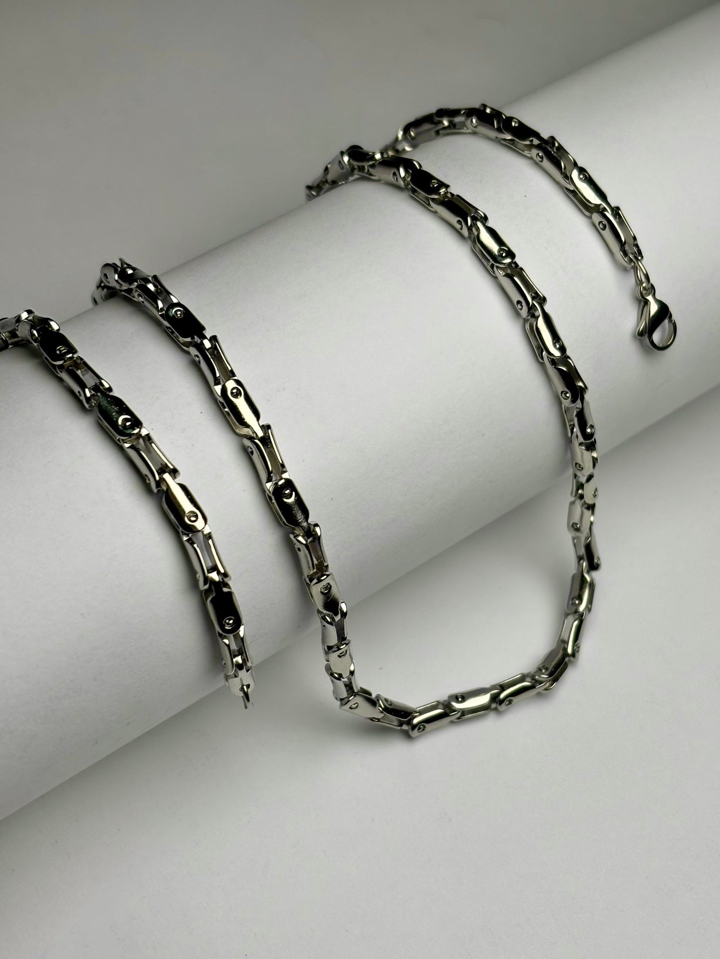 Premium stainless steel biker link chain for men Pakistan, high polish silver motorcycle style chain necklace close up detail, durable anti tarnish metal