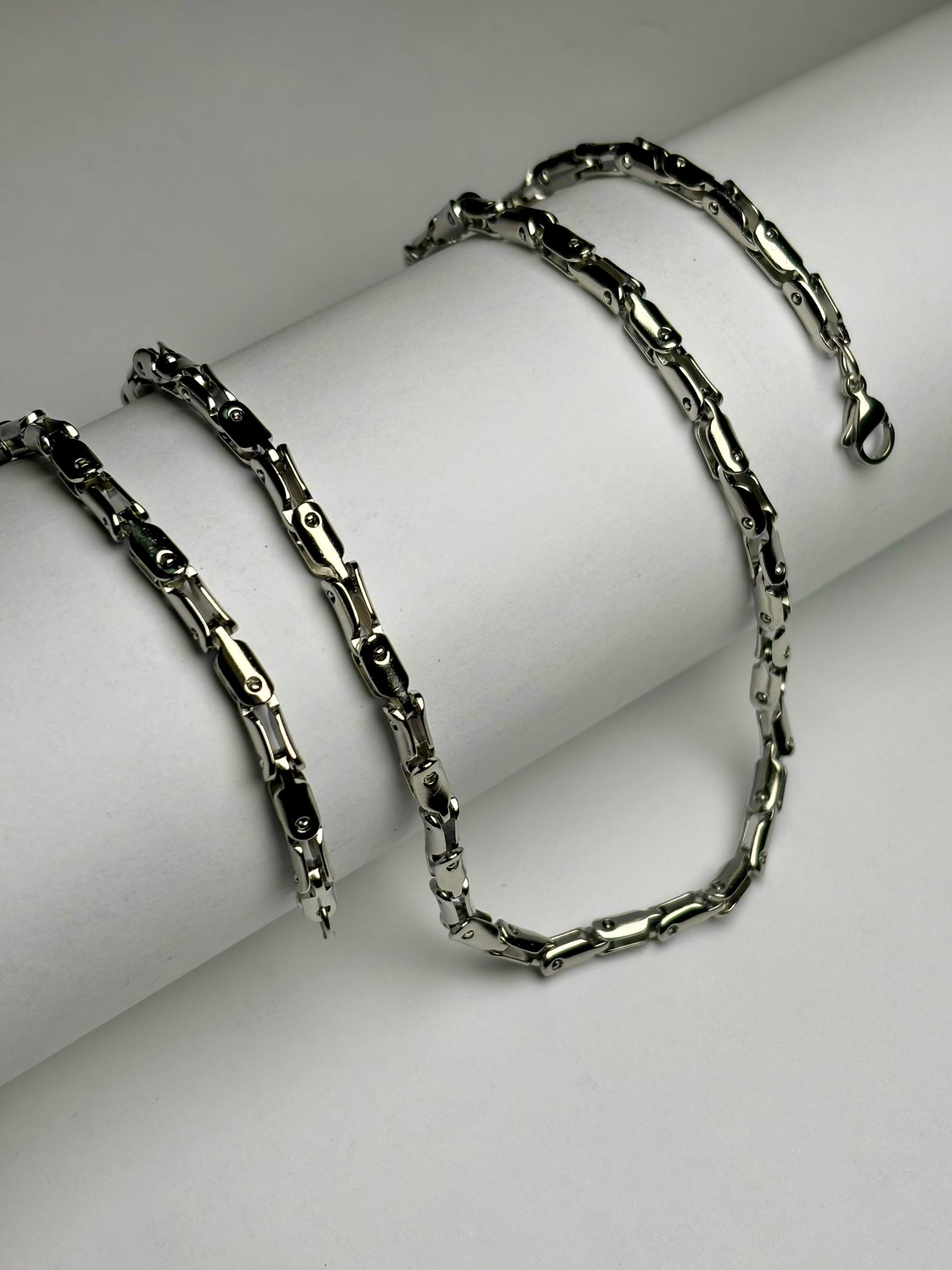 Premium stainless steel biker link chain for men Pakistan, high polish silver motorcycle style chain necklace close up detail, durable anti tarnish metal