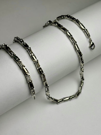 Premium stainless steel biker link chain for men Pakistan, high polish silver motorcycle style chain necklace close up detail, durable anti tarnish metal