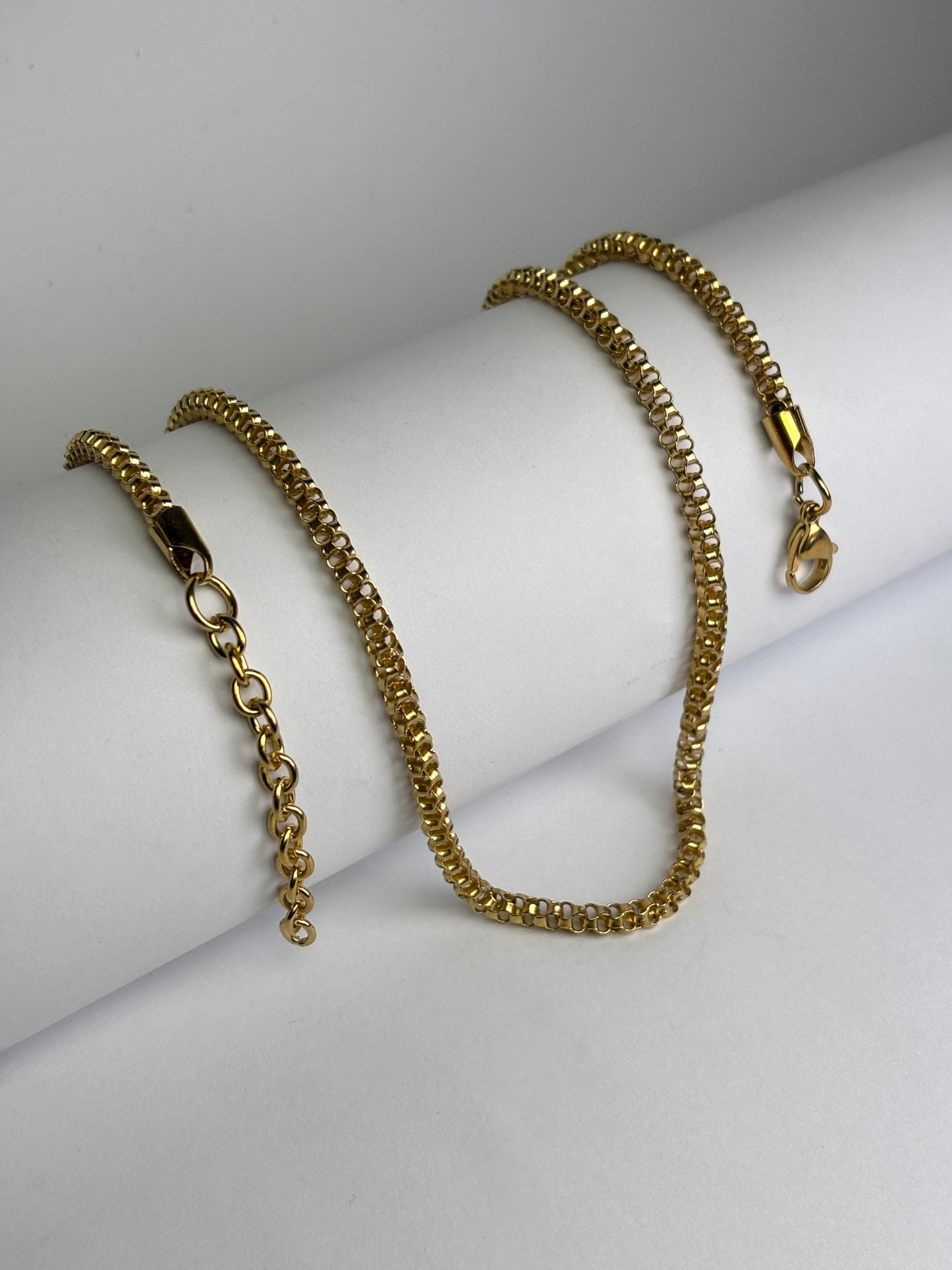 Close up of Roblox golden chain lobster clasp and adjustment links 316L stainless steel