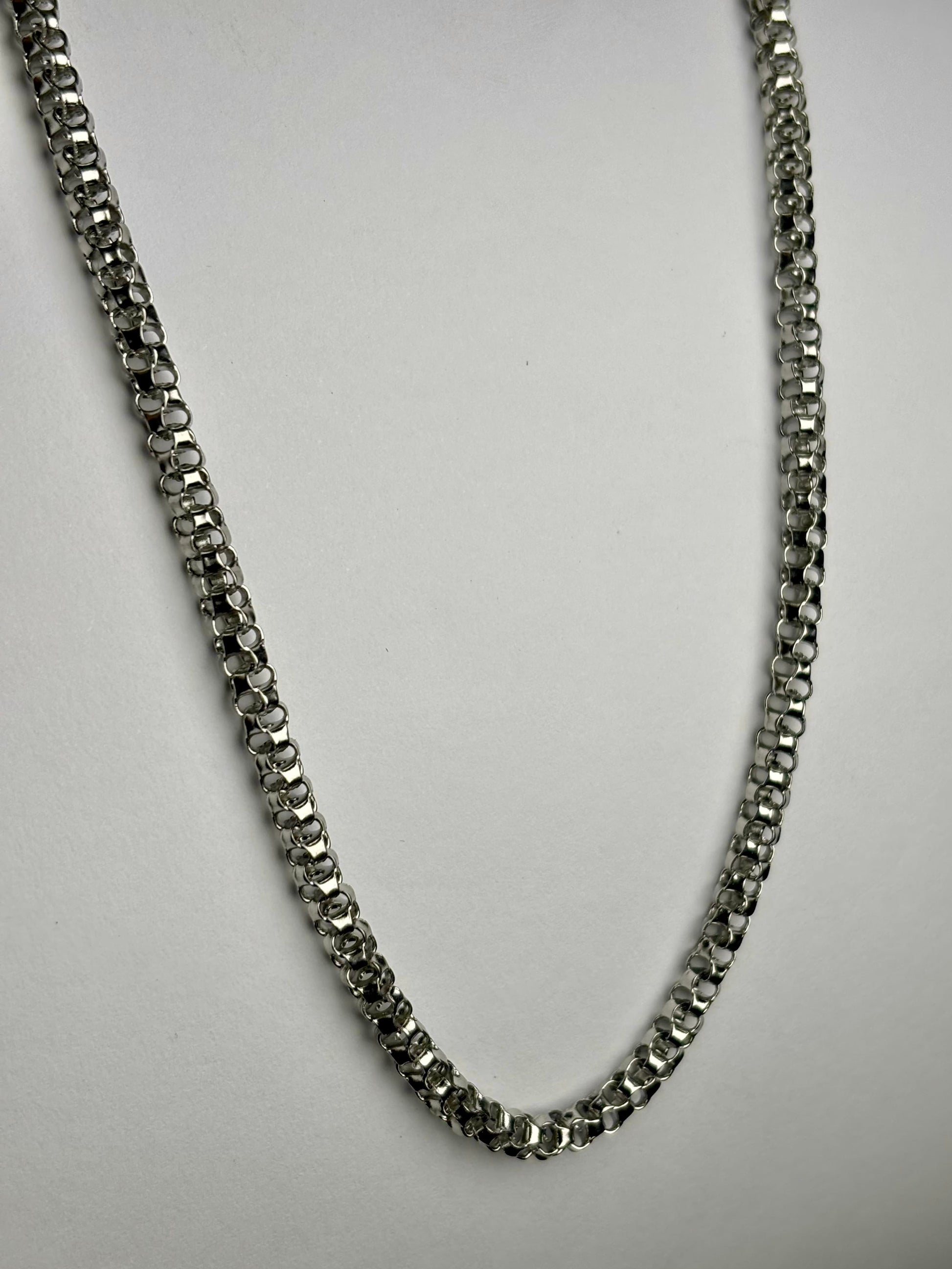 Premium silver Roblox chain for men Pakistan, stainless steel durable anti rust chain necklace with adjustable clasp